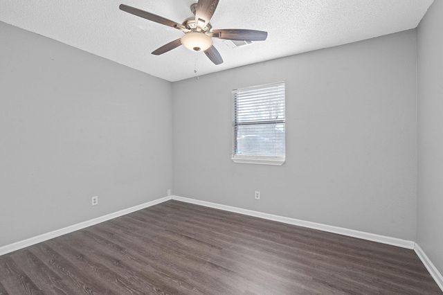 1255 Lovers LN, Bastrop, TX 78602