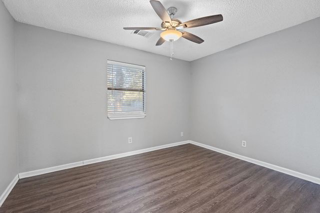 1255 Lovers LN, Bastrop, TX 78602