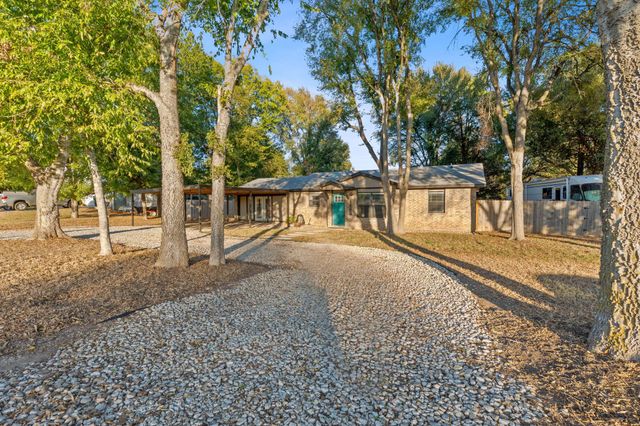 1255 Lovers LN, Bastrop, TX 78602