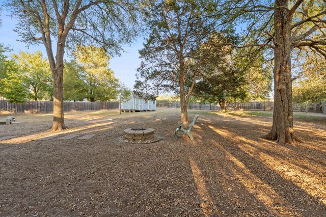 1255 Lovers LN, Bastrop, TX 78602