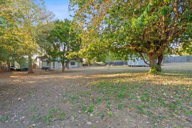 1255 Lovers LN, Bastrop, TX 78602