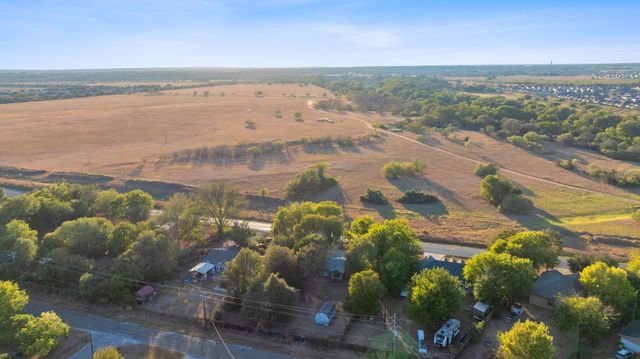 1255 Lovers LN, Bastrop, TX 78602