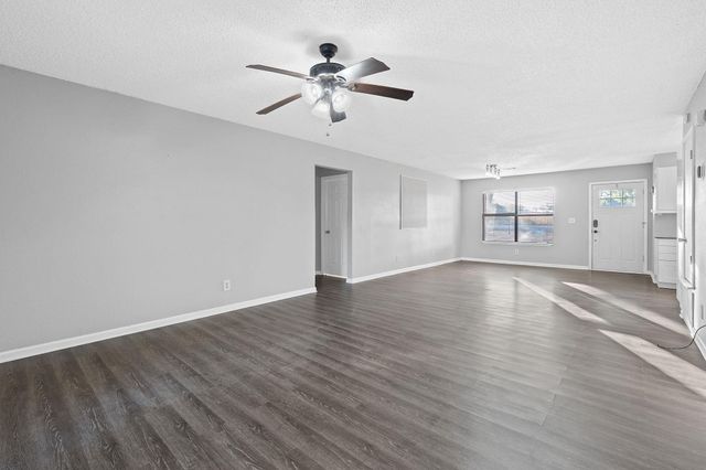 1255 Lovers LN, Bastrop, TX 78602