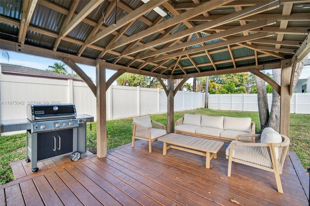 529 NE 109th St, Miami, FL 33161