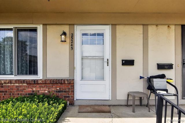 25245 Franklin Terrace 3, South Lyon, MI 48178