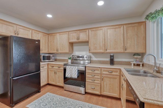 2324 Cumberland COURT, Mequon, WI 53092