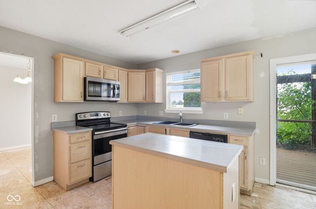 902 Hearthside Court, Brownsburg, IN 46112