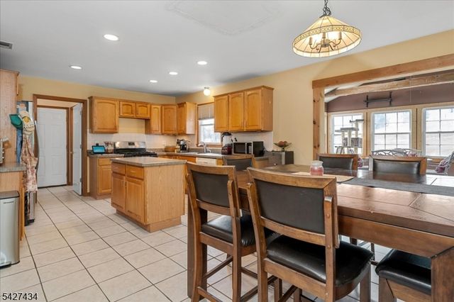 9 Carriage Ln, Hardyston Twp., NJ 07419