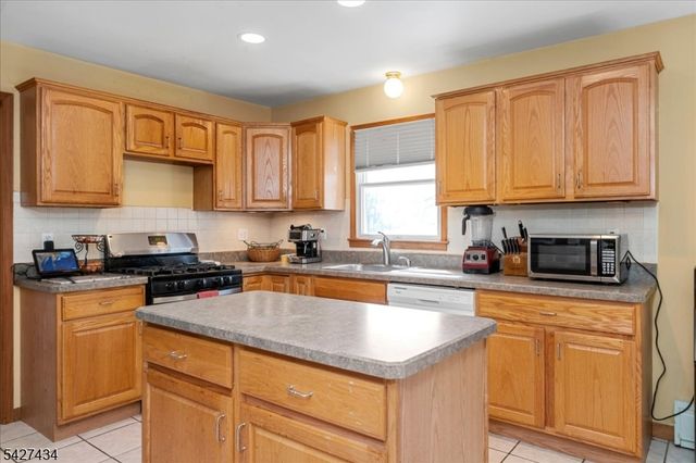 9 Carriage Ln, Hardyston Twp., NJ 07419