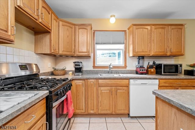 9 Carriage Ln, Hardyston Twp., NJ 07419