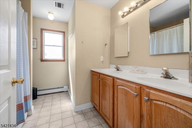 9 Carriage Ln, Hardyston Twp., NJ 07419