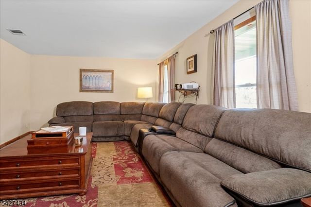 9 Carriage Ln, Hardyston Twp., NJ 07419