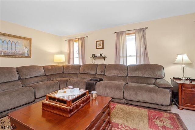 9 Carriage Ln, Hardyston Twp., NJ 07419