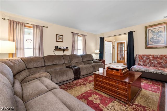 9 Carriage Ln, Hardyston Twp., NJ 07419