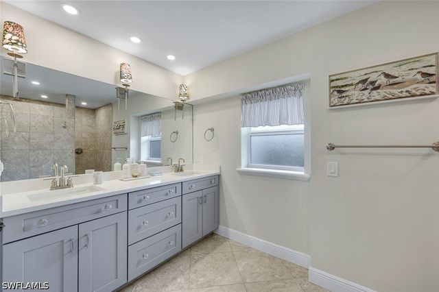 517 Parkwood LN, Naples, FL 34103