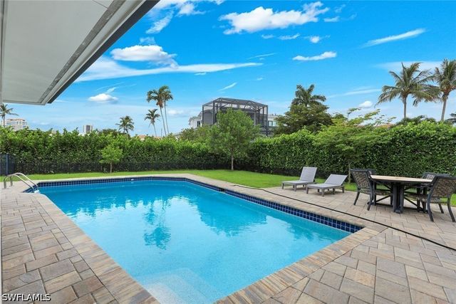517 Parkwood LN, Naples, FL 34103