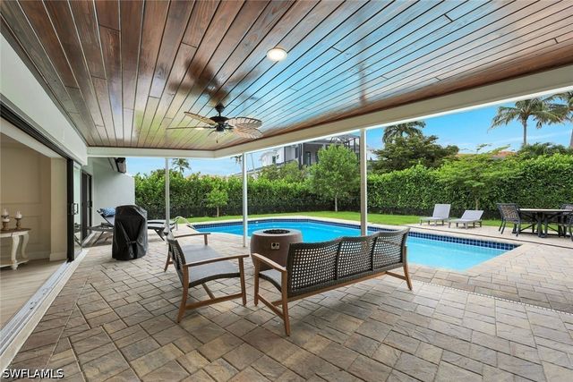 517 Parkwood LN, Naples, FL 34103