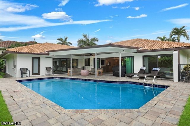 517 Parkwood LN, Naples, FL 34103