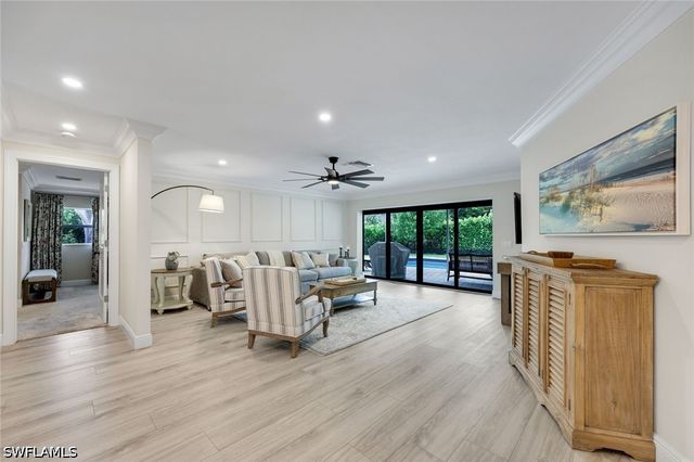 517 Parkwood LN, Naples, FL 34103