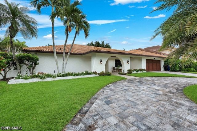 517 Parkwood LN, Naples, FL 34103