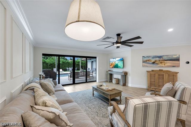 517 Parkwood LN, Naples, FL 34103