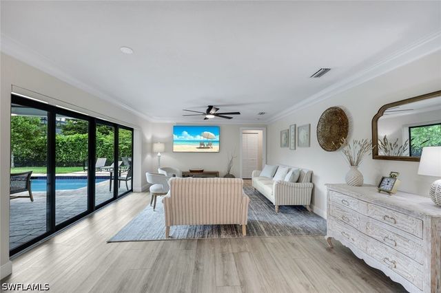 517 Parkwood LN, Naples, FL 34103