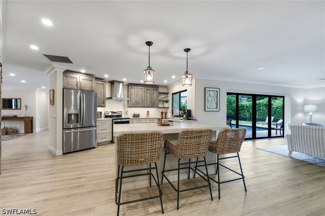 517 Parkwood LN, Naples, FL 34103