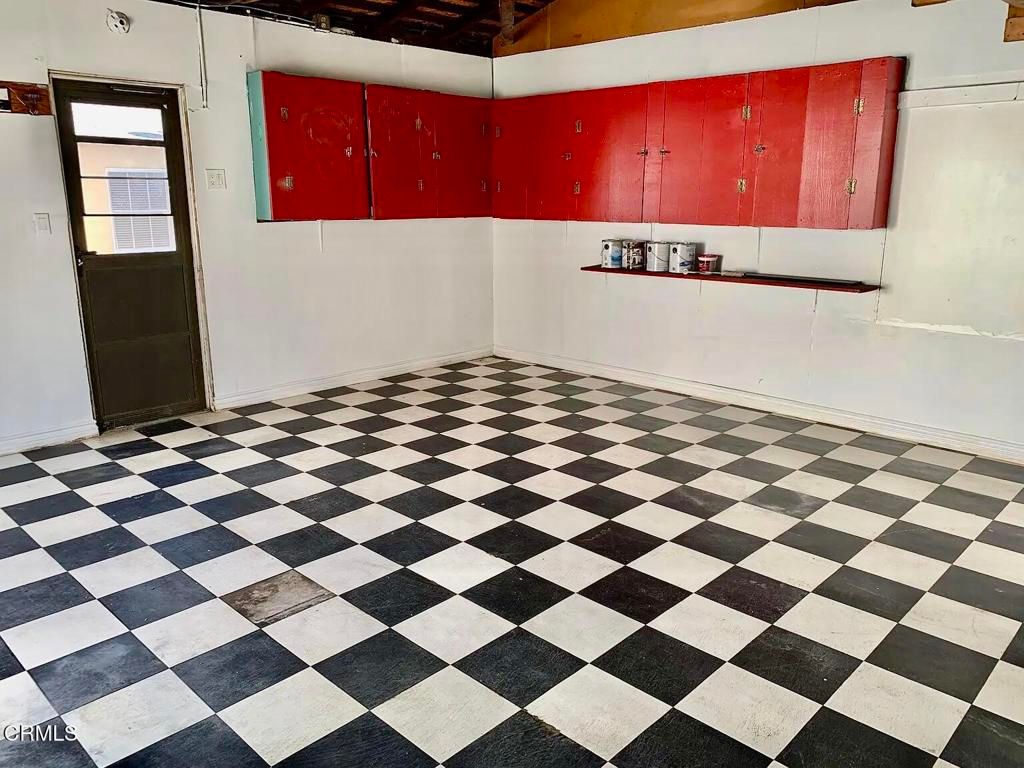 Image 10 of property listing at 1023 E Elmwood Avenue, Burbank, CA 91501