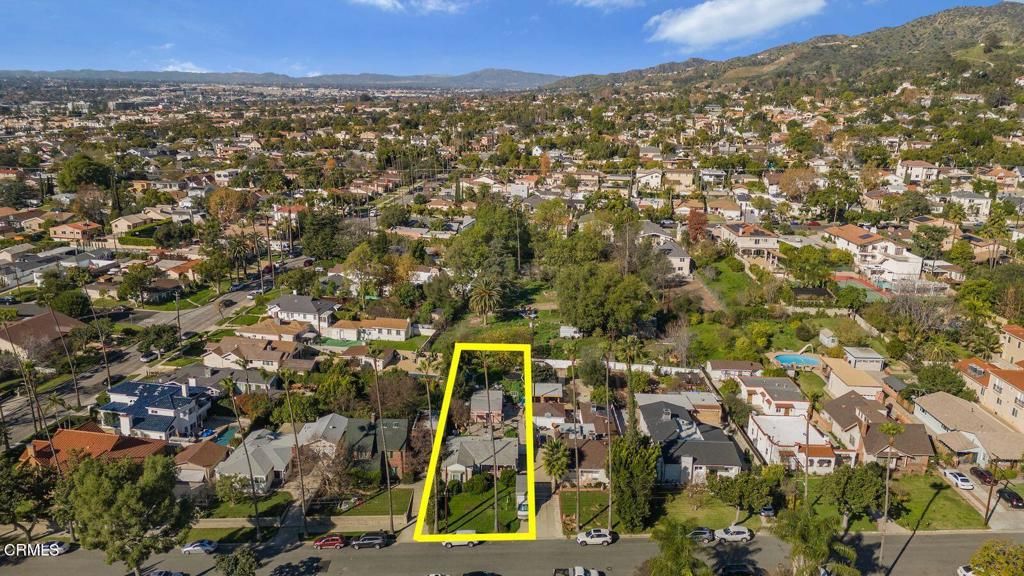 Image 14 of property listing at 1023 E Elmwood Avenue, Burbank, CA 91501