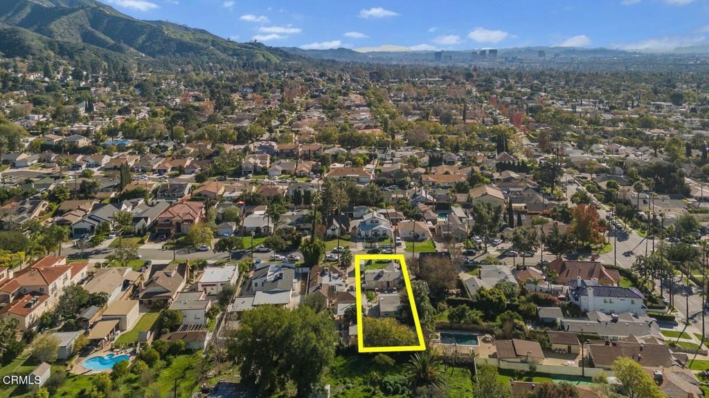 Image 16 of property listing at 1023 E Elmwood Avenue, Burbank, CA 91501