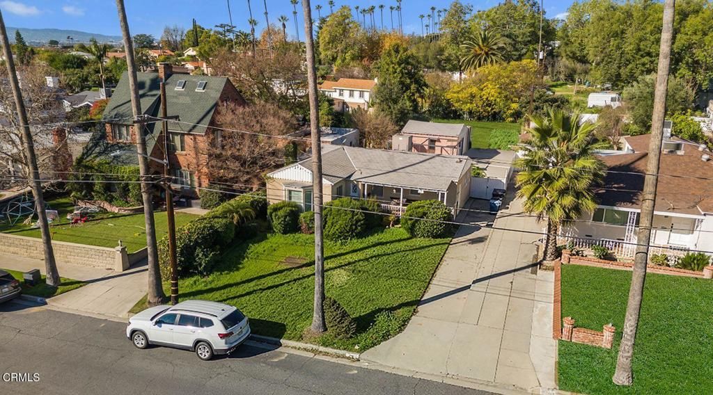 Image 2 of property listing at 1023 E Elmwood Avenue, Burbank, CA 91501