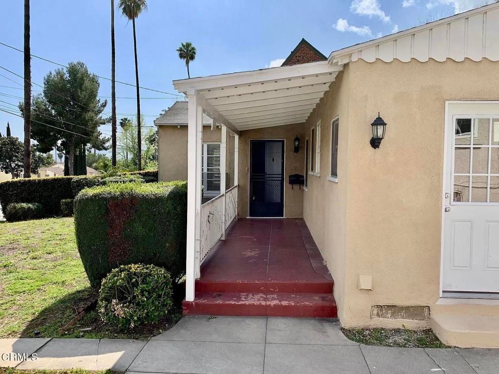Image 5 of property listing at 1023 E Elmwood Avenue, Burbank, CA 91501
