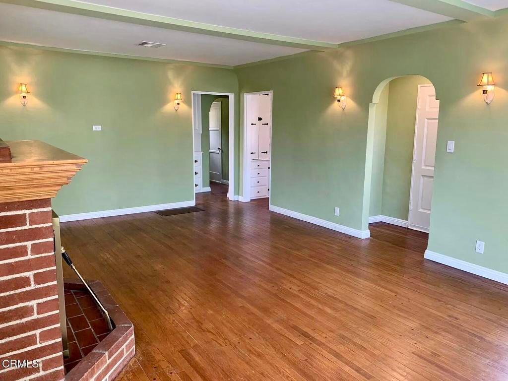 Image 6 of property listing at 1023 E Elmwood Avenue, Burbank, CA 91501