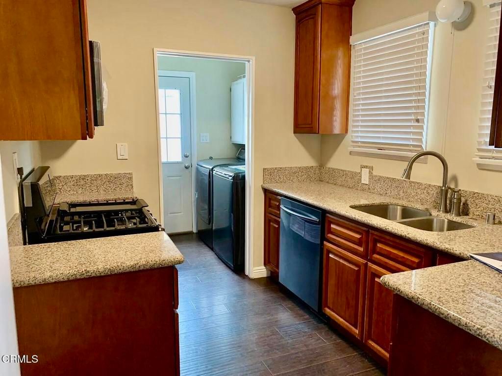 Image 8 of property listing at 1023 E Elmwood Avenue, Burbank, CA 91501
