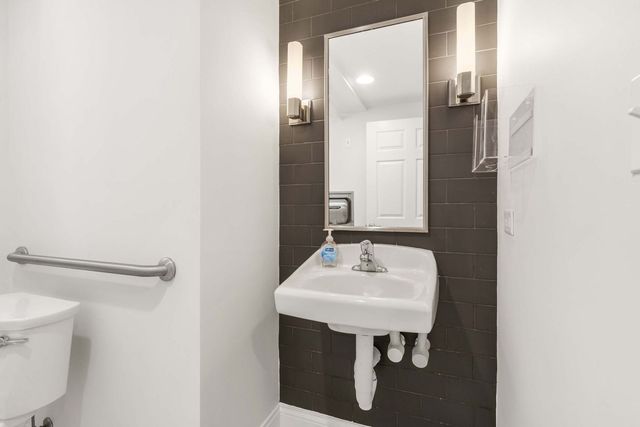 532 W Fullerton Parkway, Chicago, IL 60614