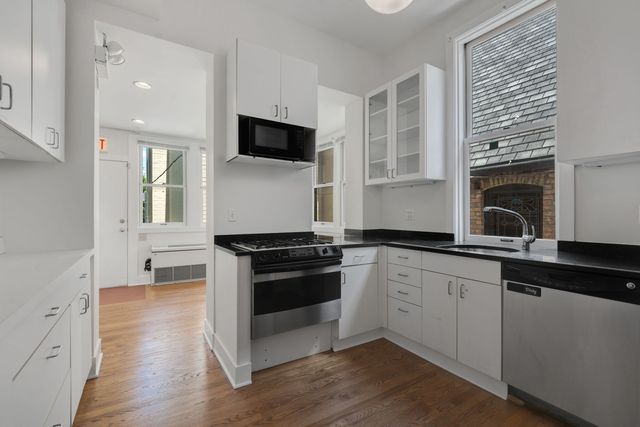 532 W Fullerton Parkway, Chicago, IL 60614