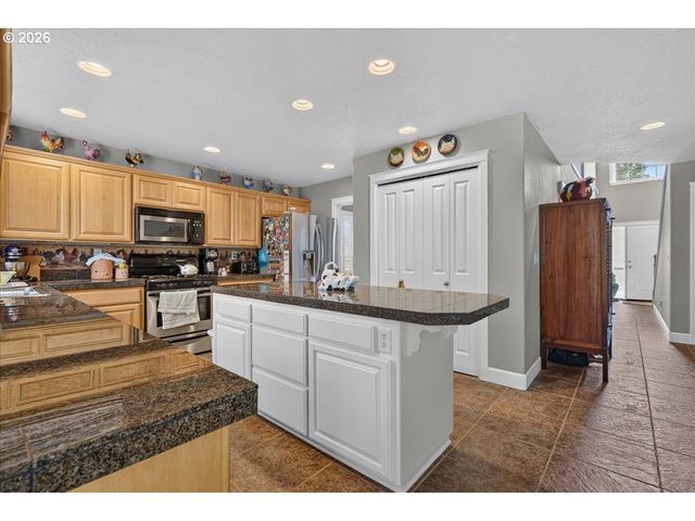 2442 Nw BROADWAY St, Albany, OR 97321