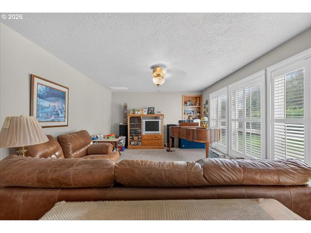 2442 Nw BROADWAY St, Albany, OR 97321