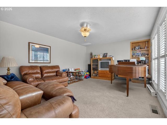 2442 Nw BROADWAY St, Albany, OR 97321
