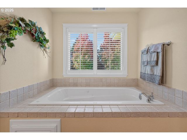 2442 Nw BROADWAY St, Albany, OR 97321