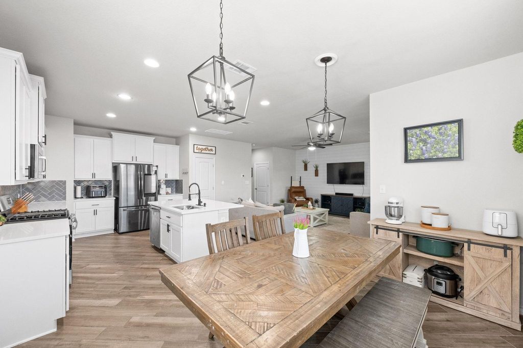 187 Buttonwood DR, Buda, TX 78610