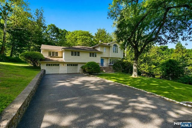 1 Winding Way, North Caldwell, NJ 07006