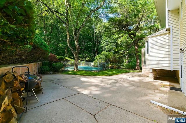 1 Winding Way, North Caldwell, NJ 07006