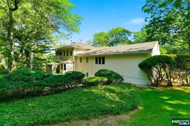 1 Winding Way, North Caldwell, NJ 07006