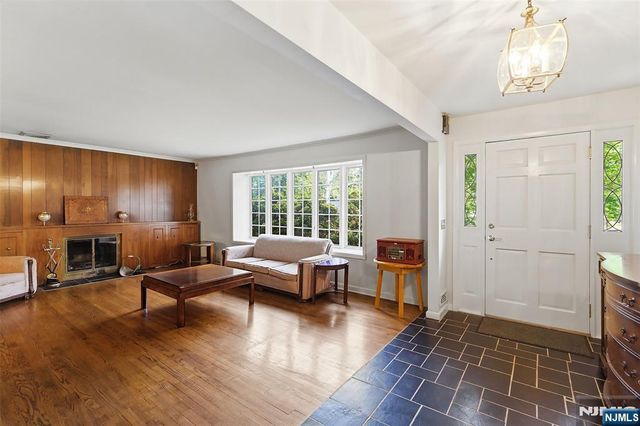 1 Winding Way, North Caldwell, NJ 07006