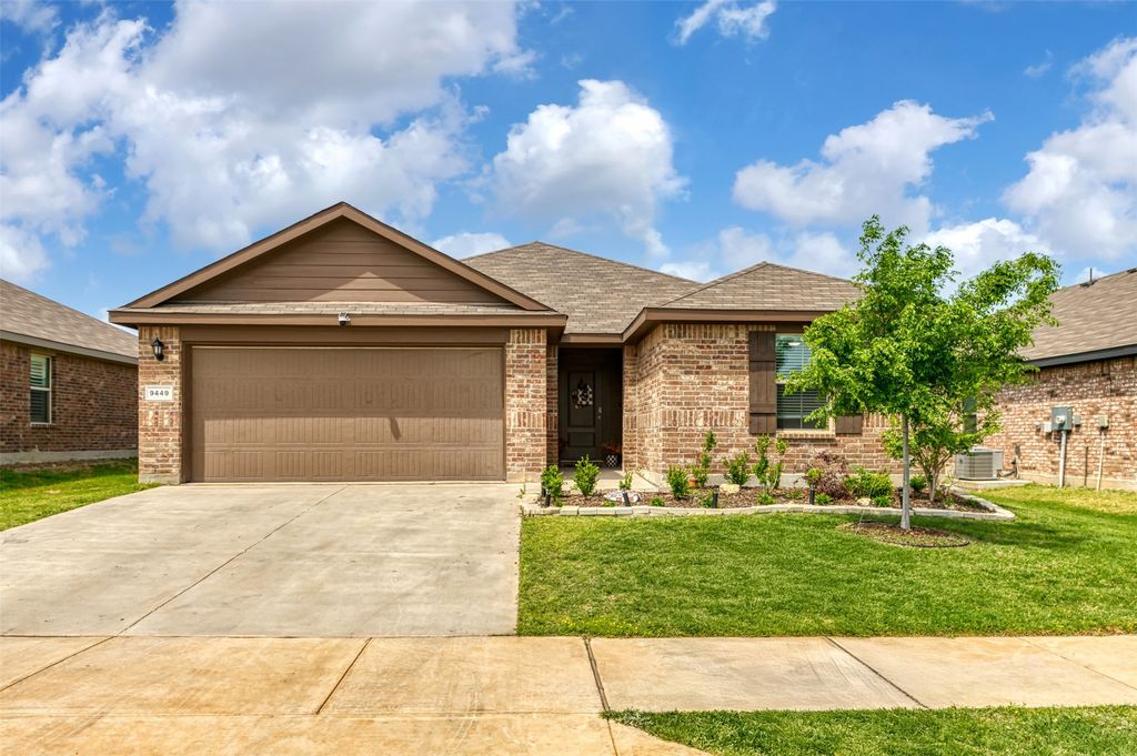 9449 Firedog Drive, Fort Worth, TX 76131
