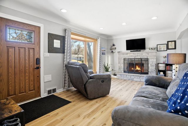 2303 7th Avenue E, North Saint Paul, MN 55109