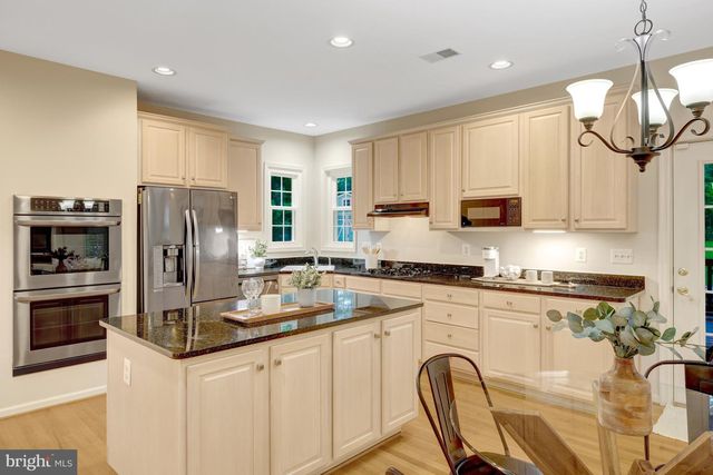902 LEONA LN, Herndon, VA 20170