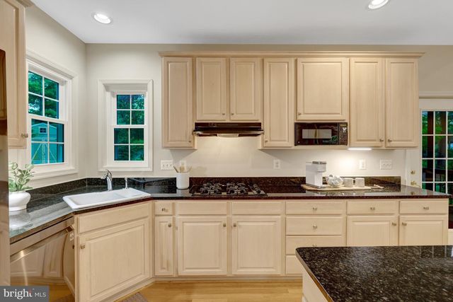 902 LEONA LN, Herndon, VA 20170
