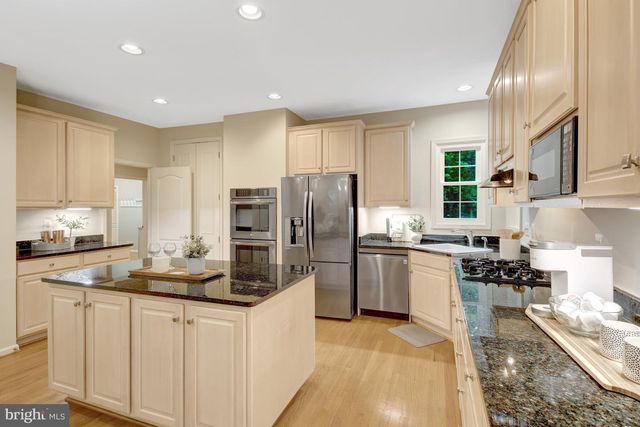 902 LEONA LN, Herndon, VA 20170